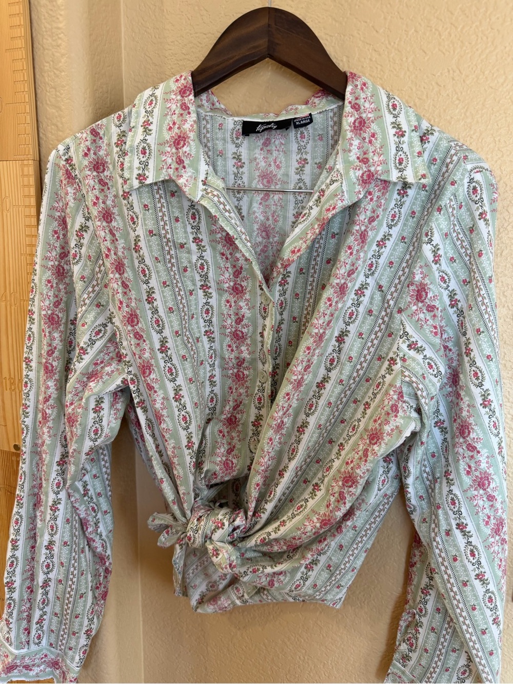 Vintage cottage core  Green & Pink Floral Tie-Front Button Shirt